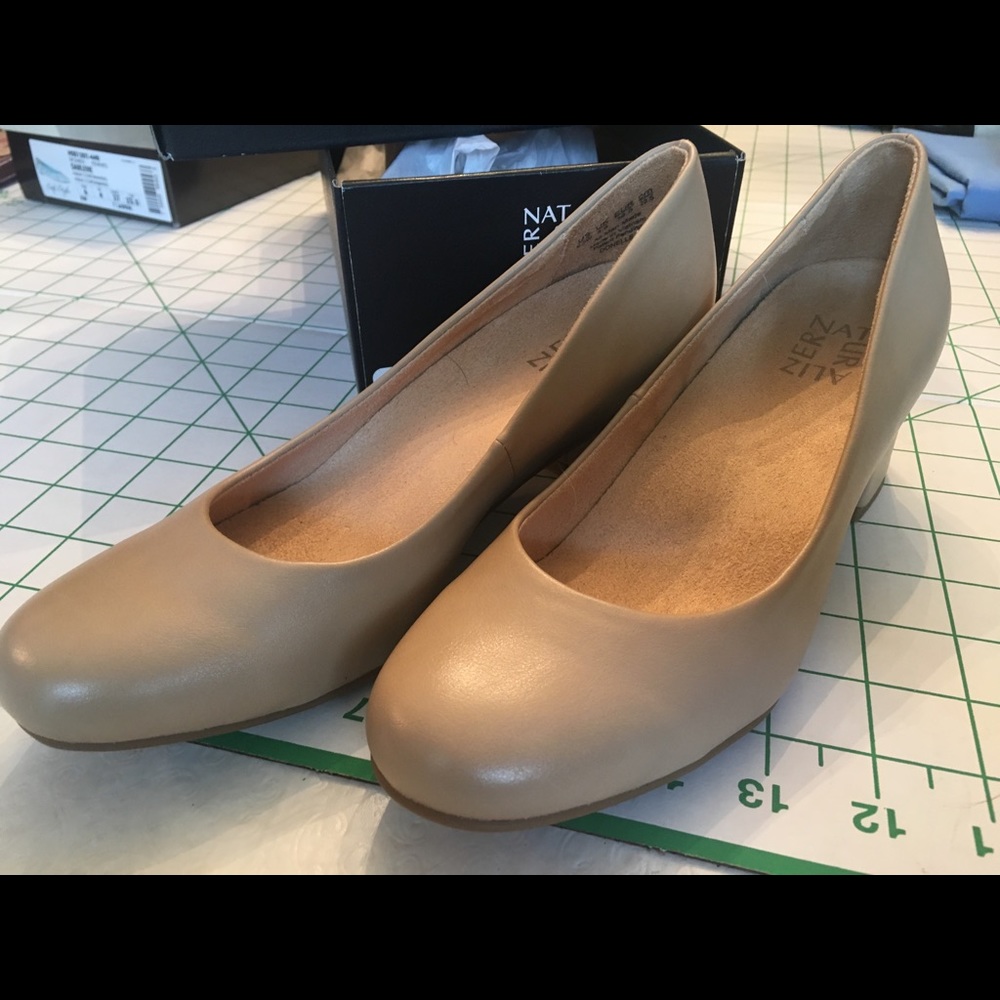 NIB Naturalizer High Heeled shoe Taupe